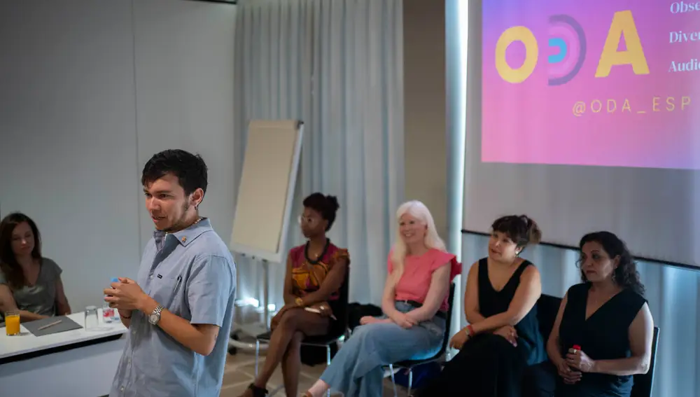 El activista y director de Investigación de ODA, Emilio Papamija, ha ejercido de moderador en la mesa redonda del Campus de Diversidad de la Academia de Cine