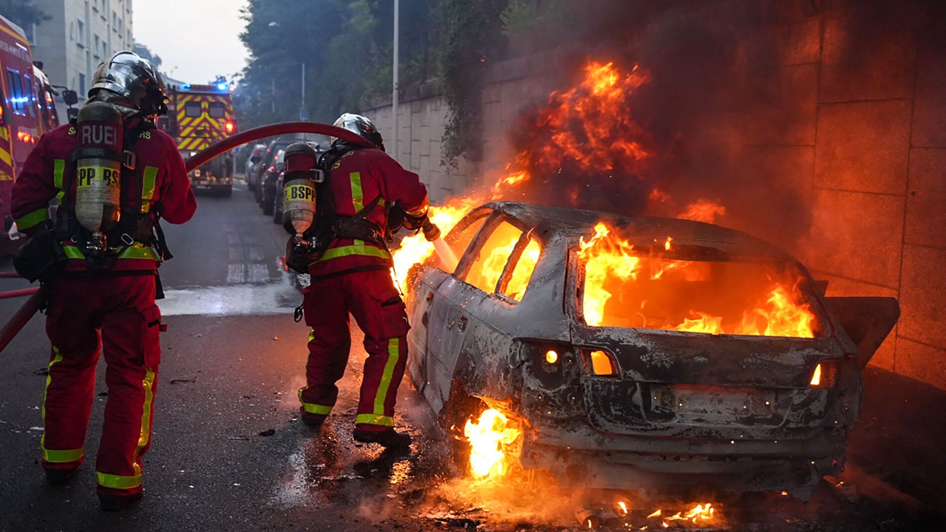 El "espantoso" vídeo del joven Naël abatido por un policía francés que ha incendiado las calles de París
