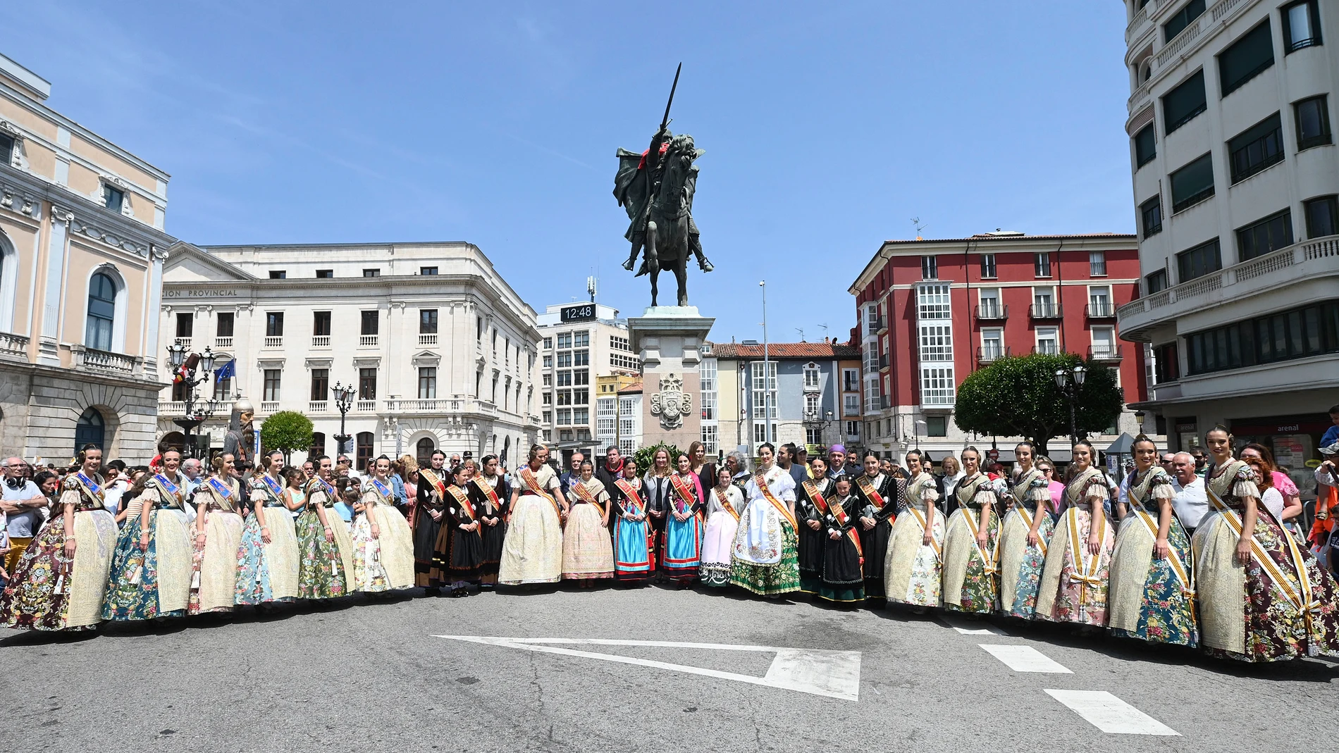 La alcaldesa de Burgos, Cristina Ayala, y la fallera Mayor de Valencia realizan un homenaje al Cid Campeador
