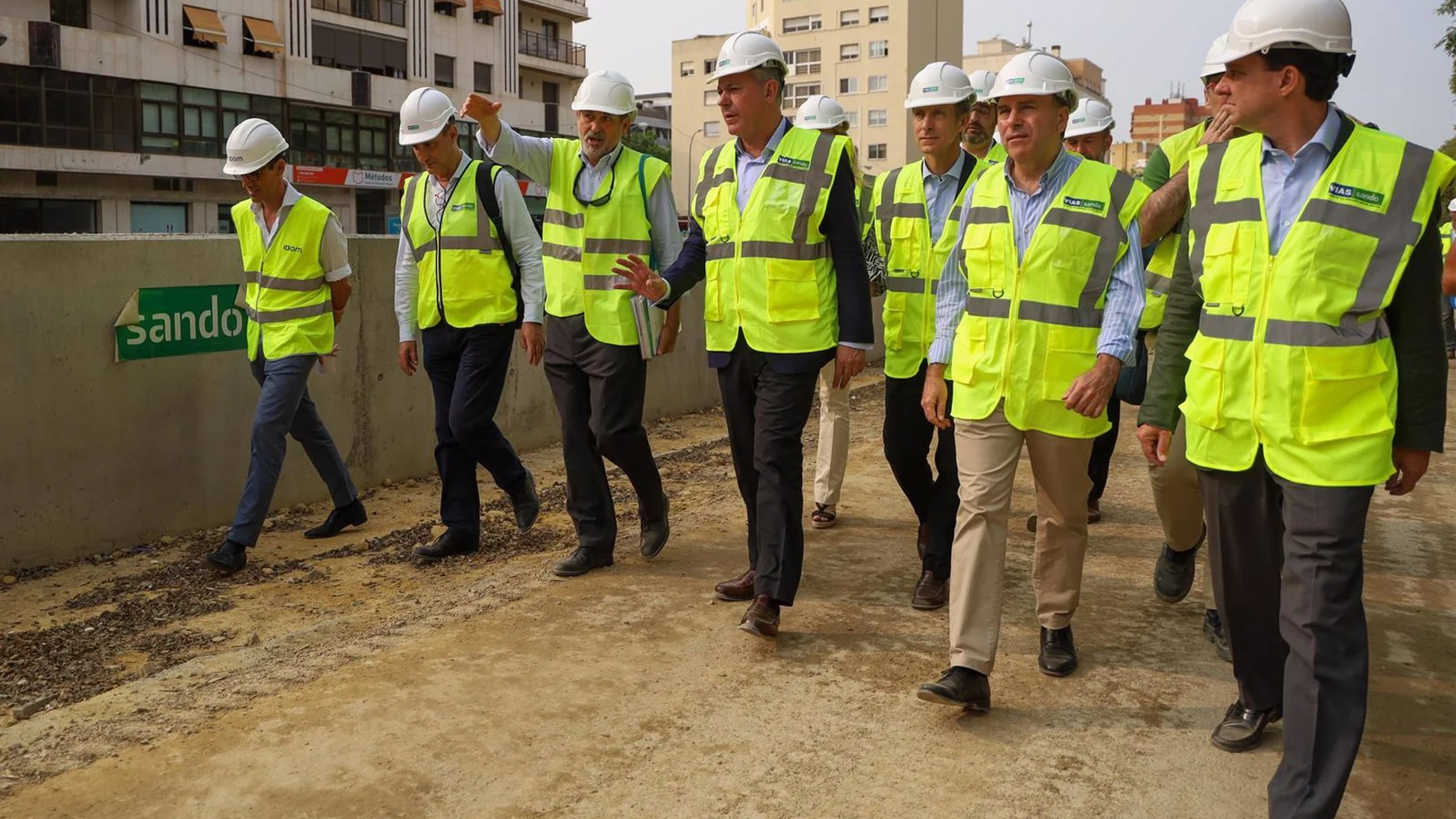 El alcalde de Sevilla visita las obras del tranvía por Nervión
