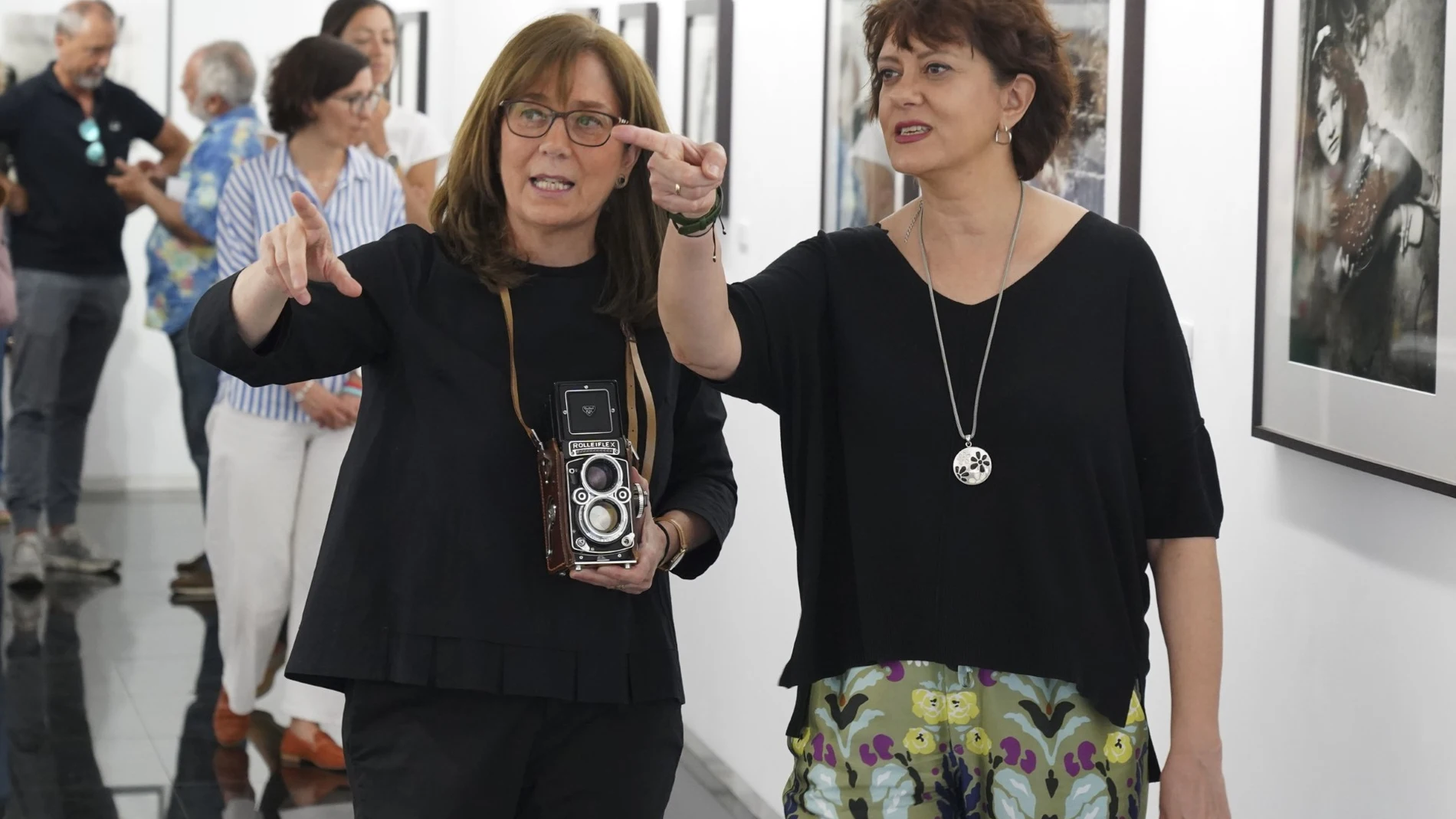 La diputada en funciones del Área de Empleo, Desarrollo Económico, Turismo y Participación, Nuria Duque, inaugura la exposición junto a la fotógrafa Mercedes Vizcaíno de Frías