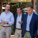 El portavoz del Grupo Popular en el Senado, Javier Maroto, conversa con José Antonio Bermúdez de Castro y Carlos García Carbayo