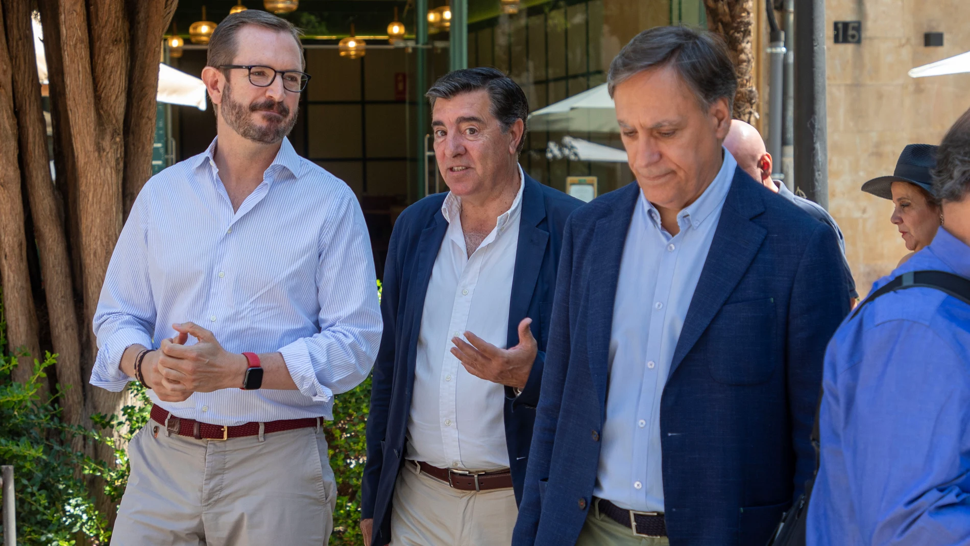 El portavoz del Grupo Popular en el Senado, Javier Maroto, conversa con José Antonio Bermúdez de Castro y Carlos García Carbayo