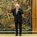 El nuevo presidente del Tribunal Constitucional (TC), Cándido Conde-Pumpido (d), entra en el Palacio de la Zarzuela para su audiencia con el Rey, a 13 de enero de 2023, en Madrid (España).