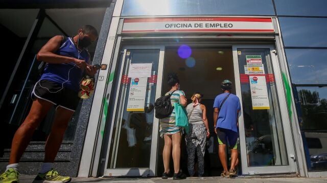 Varias personas esperan a entrar a una oficina del SEPE de Puerta del Ángel, el día en el que se han presentado los datos de paro registrado y de afiliación a la Seguridad Social correspondientes al mes de julio, a 3 de agosto de 2021, en Madrid, (España).