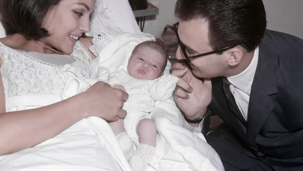 Carmen Sevilla y Augusto Algueró junto a su hijo recién nacido