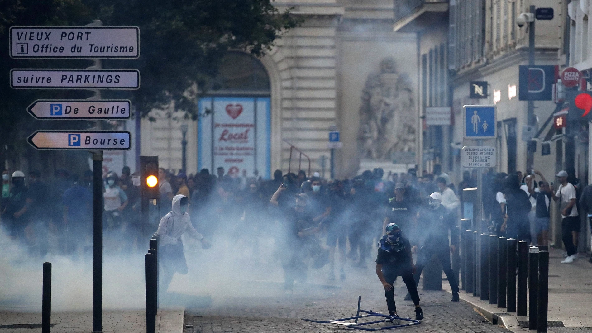 Marseille (France), 20/04/2023.- People clash with riot police during a demonstration in memory of 17-year-old Nahel who was killed by French Police in Marseille, France, 30 June 2023. Violence broke out all over France after police fatally shot a 17-year-old teenager during a traffic stop in Nanterre on 27 June. (Disturbios, Francia, Marsella) EFE/EPA/Sebastien Nogier