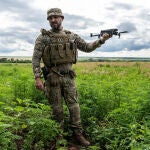 Un soldado del equipo de drones de las fuerzas especiales de la 28 brigada del Ejército ucraniano