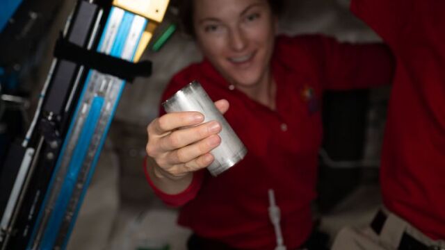 La astronauta Kayla Barron mostrando uno de los filtros que reciclan la orina