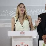 La presidenta del PP de Extremadura, María Guardiola y el portavoz de Vox en la Asamblea de Extremadura, Ángel Pelayo Gordillo, durante una rueda de prensa posterior a la firma del acuerdo entre PP y Vox para gobernar en coalición Extremadura, a 30 de junio de 2023, en Mérida, Badajoz, Extremadura (España). María Guardiola gobernará en coalición con Vox, que contará con una consejería, la de Gestión Forestal y Mundo Rural. El acuerdo incluye 60 medidas centradas "en garantizar un gobierno del cambio que reviertan las consecuencias de la inercia política del PSOE en los últimos años". Las medidas acordadas están centradas, aseguran ambas formaciones, "en las prioridades de las familias extremeñas, y en combatir el paro, la pobreza, la falta de oportunidades y la despoblacióníí. 30 JUNIO 2023;ELECCIONES;28M;GUARDIOLA;30/06/2023