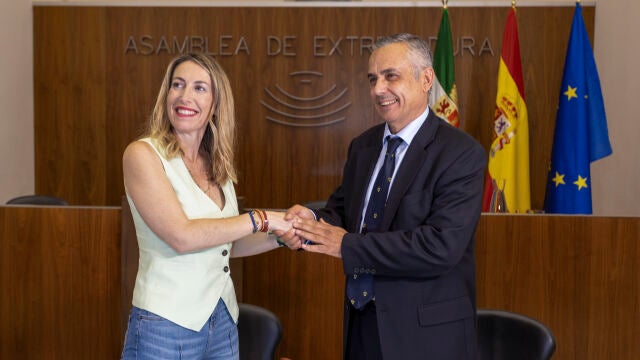 María Guardiola formaliza con Vox su acuerdo para el Gobierno de coalición en Extremadura
