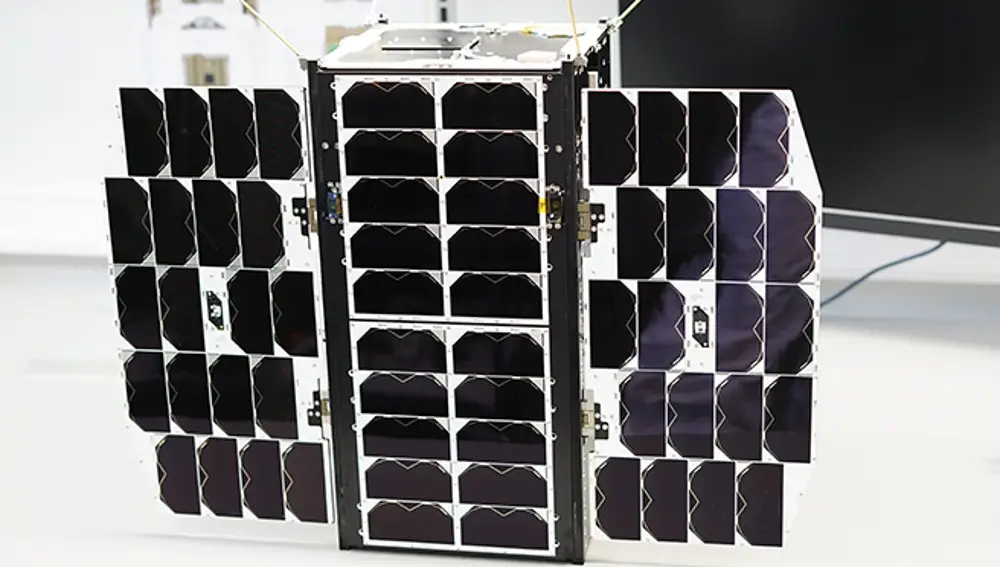 GEI-SAT con los paneles solares desplegados.
