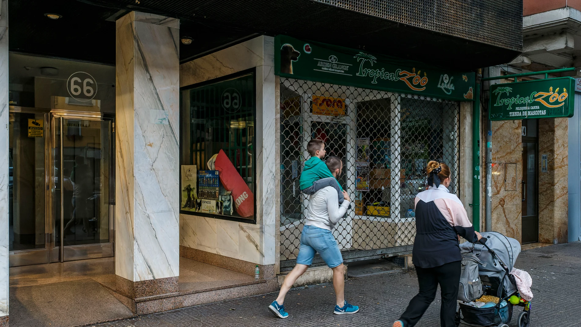 BURGOS, 01/07/2023. Imagen del portal del edificio donde agentes de la Policía Nacional han detenido hoy sábado a un hombre de 42 años como presunto autor de la muerte de su pareja, una mujer de 20 años. EFE/Santi Otero.