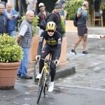 Vingegaard sale de su hotel en Bilbao a rodar en bici