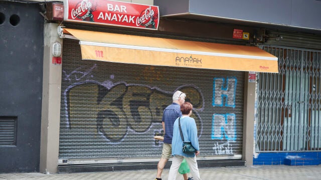 El bar Anayak en el barrio de Ermitagaña de Pamplona donde este sábado un hombre de 51 años presuntamente ha matado a cuchilladas a su pareja de 47 años en el interior de este local que ambos regentaban