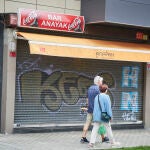 El bar Anayak en el barrio de Ermitagaña de Pamplona donde este sábado un hombre de 51 años presuntamente ha matado a cuchilladas a su pareja de 47 años en el interior de este local que ambos regentaban