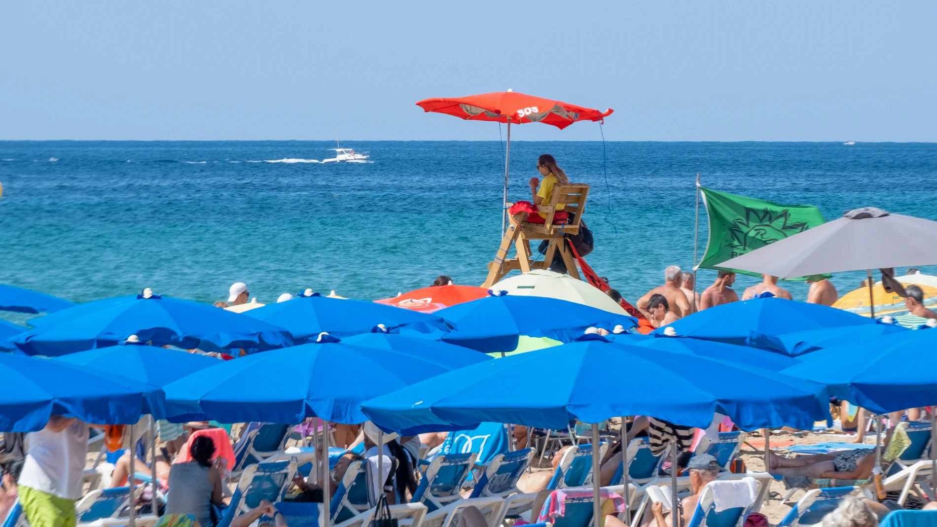 BENIDORM (ALICANTE), 01/07/2023.- Fotografía general de la playa de Benidorm durante este primer día de julio en el que se le ha dado el pistoletazo de salida a la temporada de vacaciones estivales. EFE/Pablo Miranzo