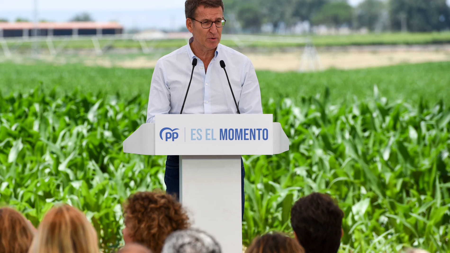 GIMENELLS (LLEIDA), 01/07/2023.-El presidente del PP, Alberto Núñez Feijóo, este sábado durante la clausura de un acto sectorial en Gimenells (Lleida) sobre sistema agroalimentario y mundo rural.-EFE/ Alex Lopez 