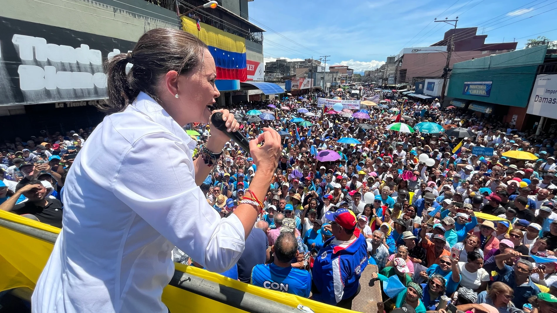 María Corina Machado arenga a las masas después de su inhabilitación por parte del chavismo
