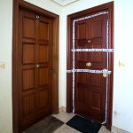 La puerta de la casa de Burgos donde una joven de 20 años se quitó la vida tras una fuerte discusión con su pareja, un vecino burgalés de 42 años