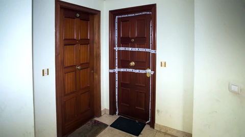Vivienda precintada donde se encontró el cuerpo de la mujer fallecida