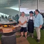  Tres reconocidos chefs arroceros. Juan Carlos Galbis, Juan Lorenzo, de Monóvar cocinando su arroz de conejo y caracoles y Raul Magraner, de El Palmar