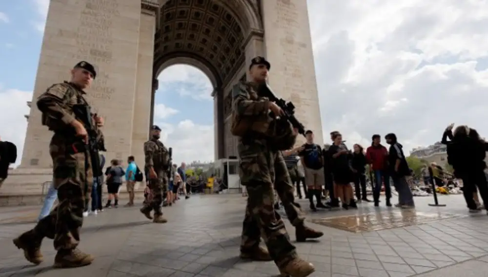 Soldados desplegados en París