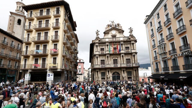Instituciones y ciudadanía se unen y condenan el asesinato machista ocurrido el sábado en el bar Anakay del barrio de Ermitagaña en Pamplona
