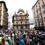 Instituciones y ciudadanía se unen y condenan el asesinato machista ocurrido el sábado en el bar Anakay del barrio de Ermitagaña en Pamplona