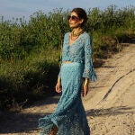 El 'total look' de crochet celeste que triunfa entre las mujeres 50+