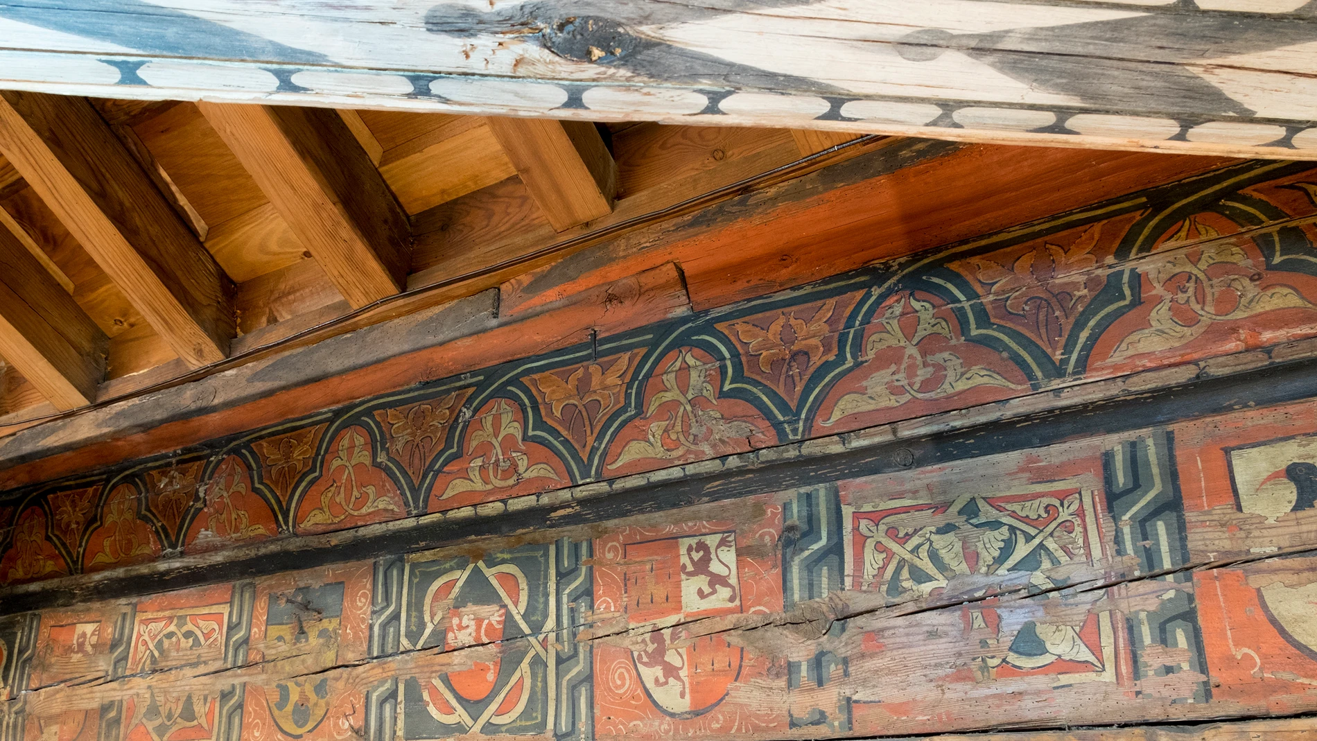 Detalle se las pinturas en el artesonado del convento de Las Claras de Salamanca