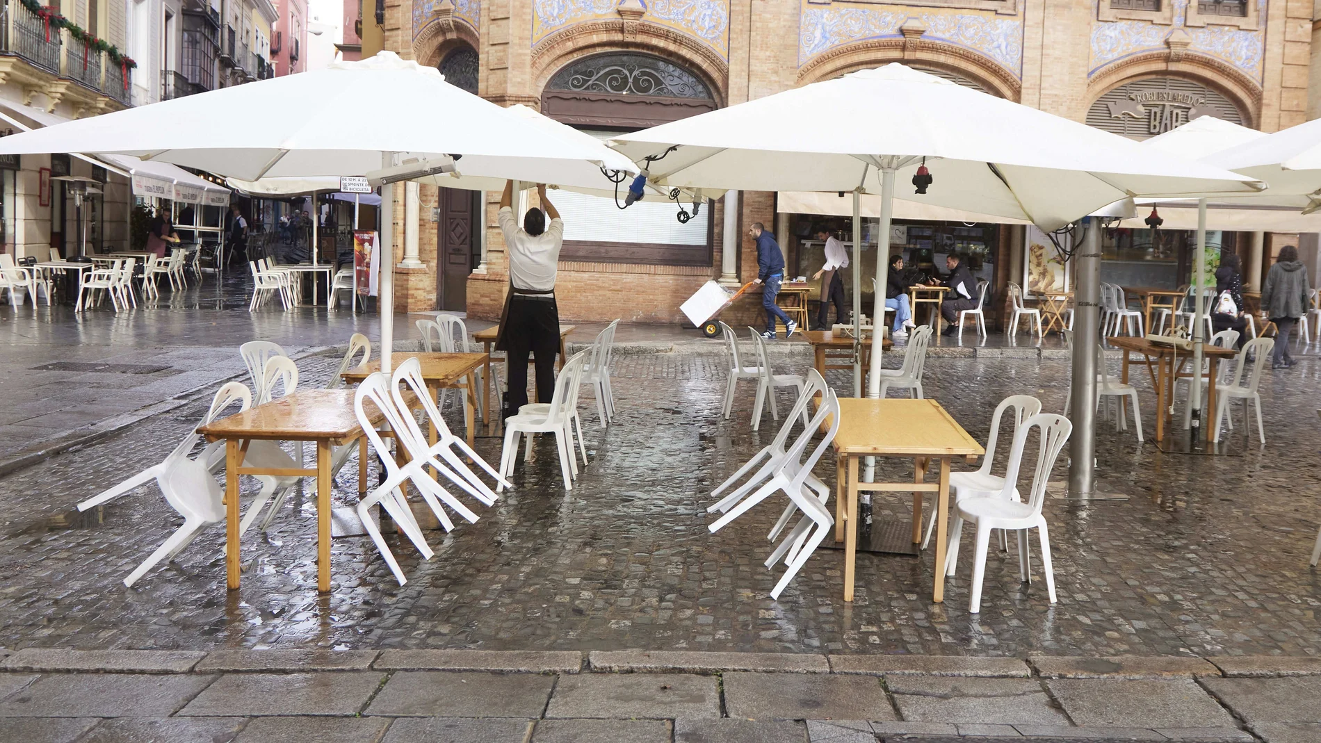 Veladores de un bar en el centro de Sevilla
