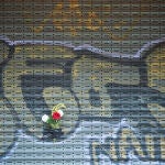 Un ramo de flores en el bar Anayak de Pamplona donde un hombre asesinó a su pareja el pasado sábado 1 de julio