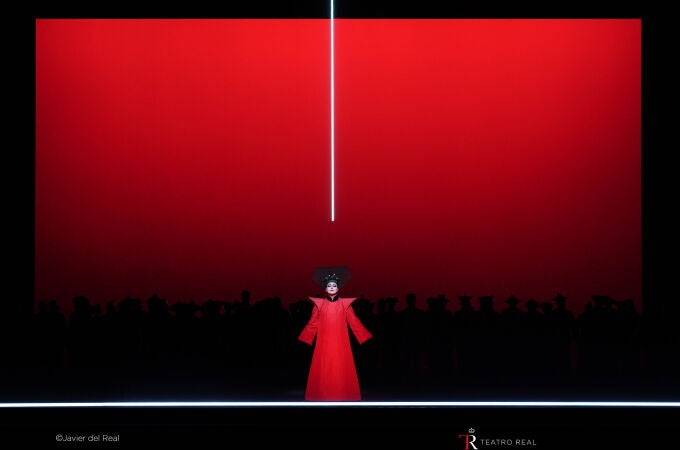 La escenografía de «Turandot» cuenta con siluetas a contraluz y un universo oriental metafórico