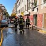 MADRID.-Sucesos.- Tres intoxicados leves en el incendio de la cubierta de un edificio de Lavapiés