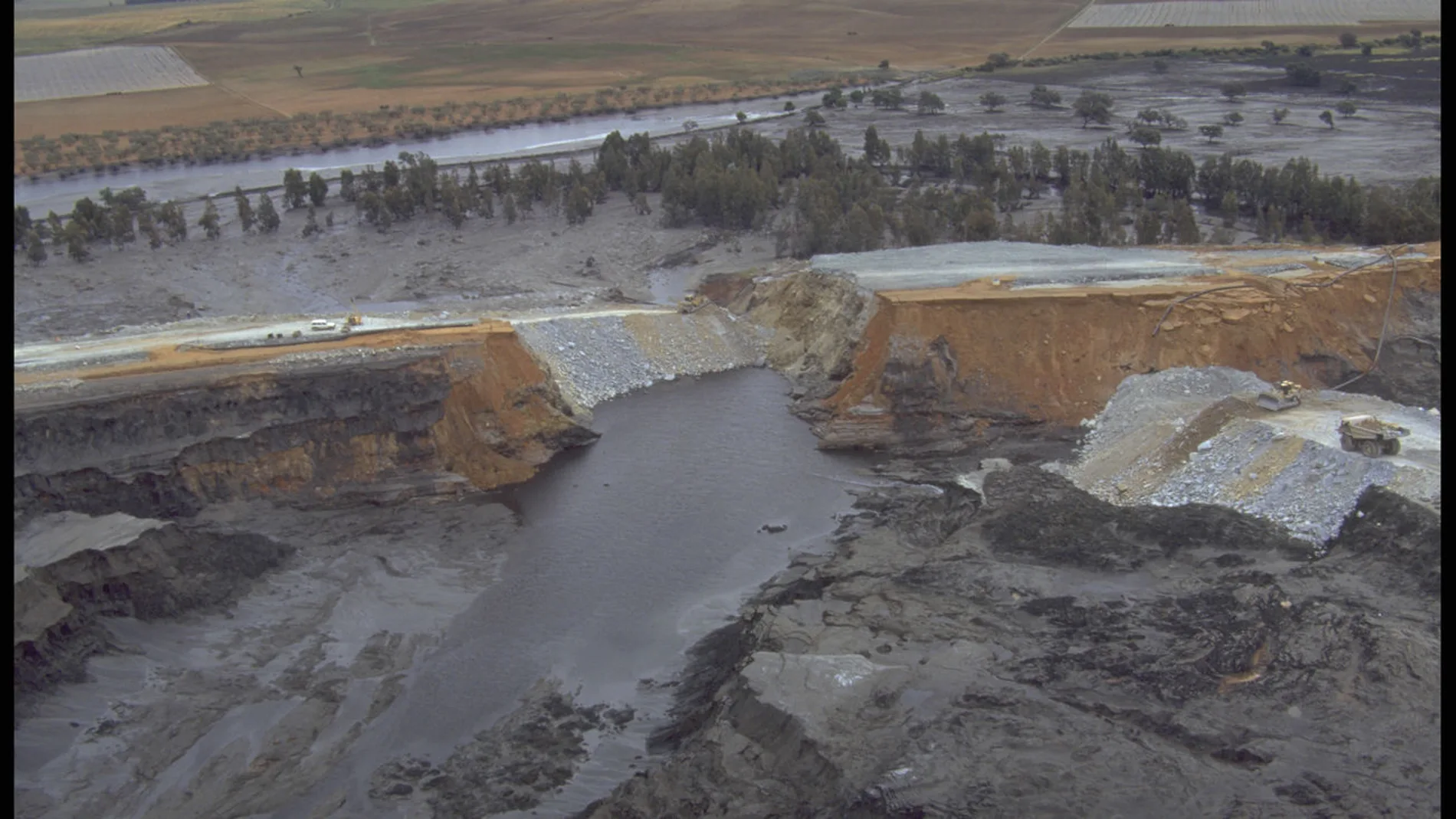 Río de lodo que dejó el vertido de la balsa de la mina de Aznalcóllar