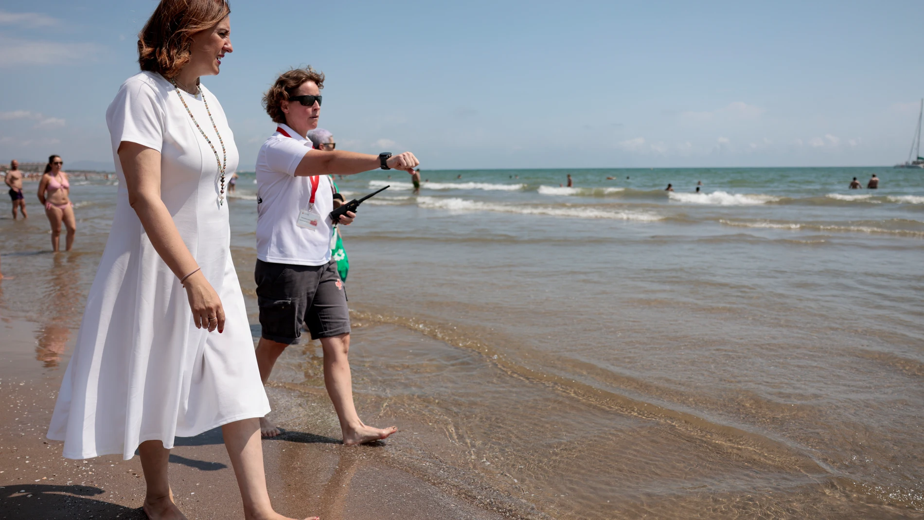 La alcaldesa de València, María José Catalá, se acerca a la orilla de la playa de la Malvarrosa durante la presentación de la temporada de playas 2023