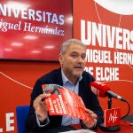 El rector de la UMH de Elche, Juan José Ruiz, en la rueda de prensa de hoy en que ha explicado el escrito presentado contra la Universidad de Alicante por la creación de la carrera de Medicina.
