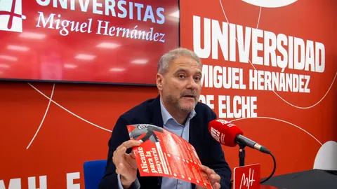 El rector de la UMH de Elche, Juan José Ruiz, en la rueda de prensa de hoy en que ha explicado el escrito presentado contra la Universidad de Alicante por la creación de la carrera de Medicina.