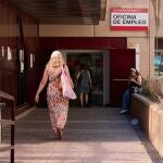 Una mujer se encamina a una oficina de empleo en Madrid