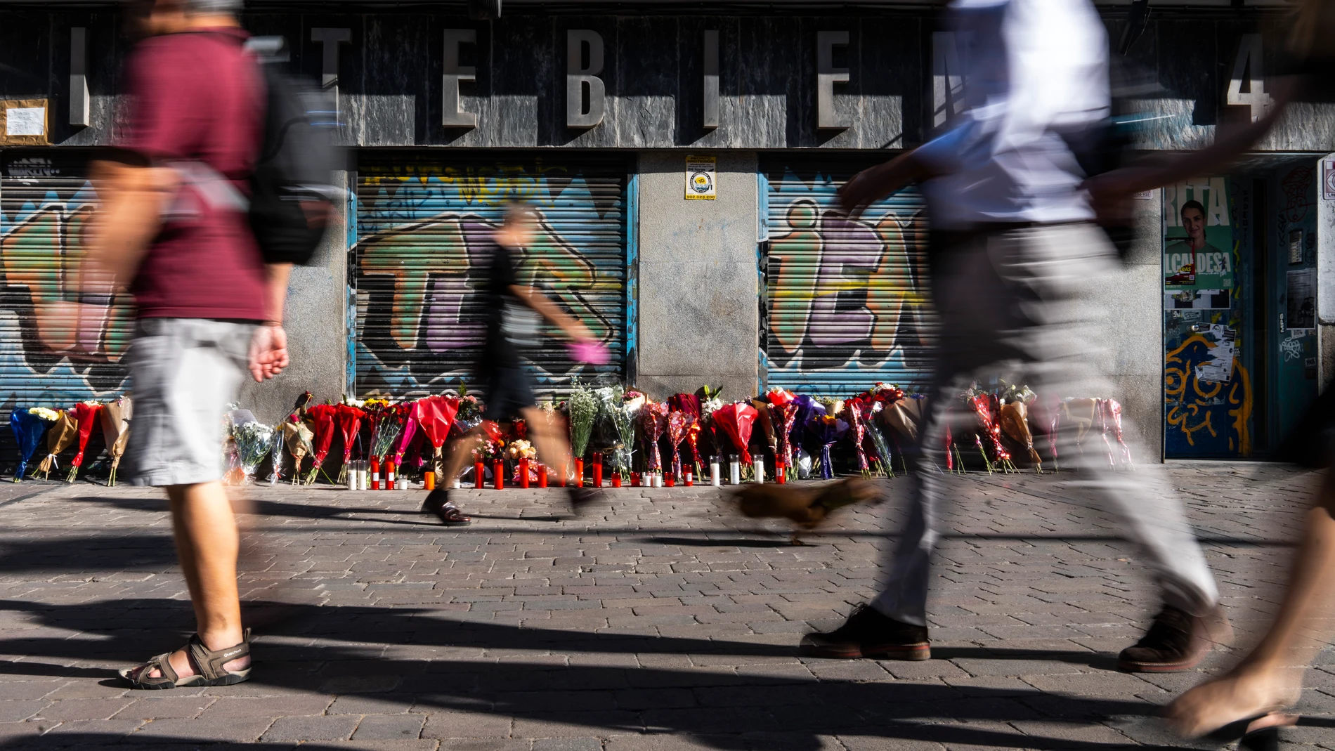 Homenajes a Concha en la puerta de su establecimiento "Vistebien" de Tirso de Molina, donde fue asesinada este lunes