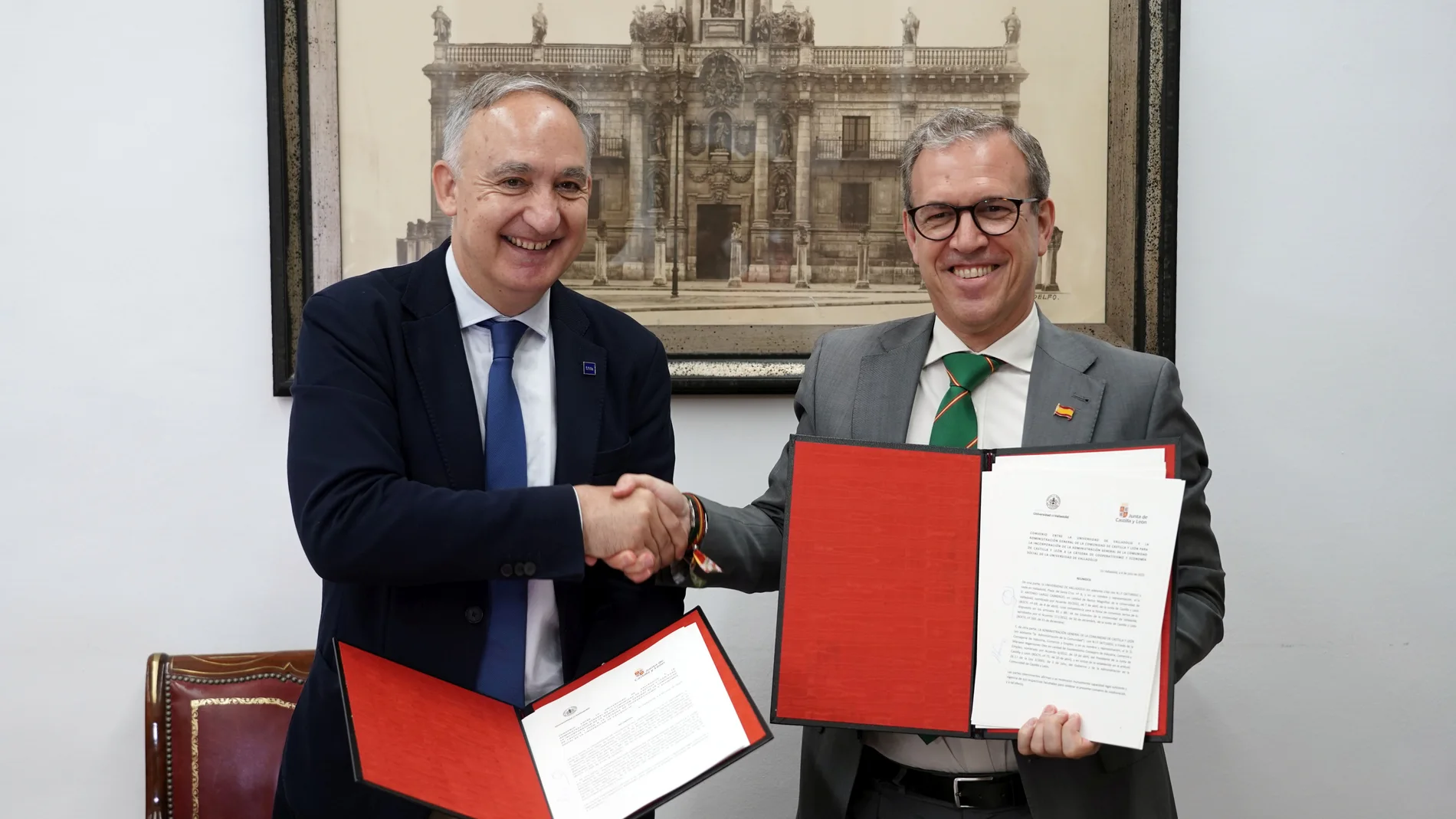 Mariano Vagenzones y Antonio Largo firman el acuerdo