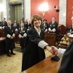MADRID, 18/10/2022.- La letrada Dolores Delgado (c) sonríe durante su ceremonia de jura o promesa como fiscal de Sala de la Fiscalía Togada del Alto Tribunal, este martes, en el Tribunal Supremo.
