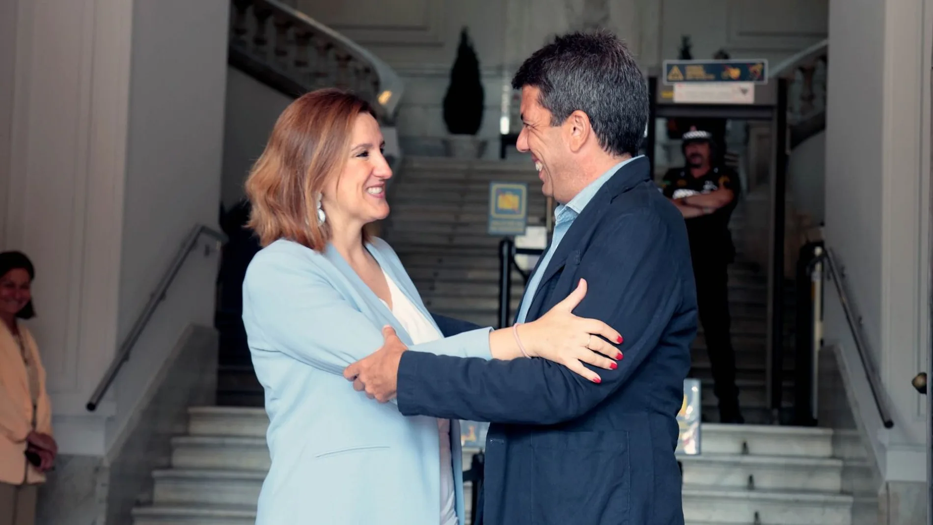 La alcaldesa Catalá ha recibido al presidente de la Diputación de Alicante, Carlos Mazón, a las puertas del Ayuntamiento
