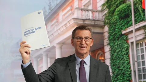 El presidente del PP, Alberto Núñez Feijóo, con el programa electoral para el 23J