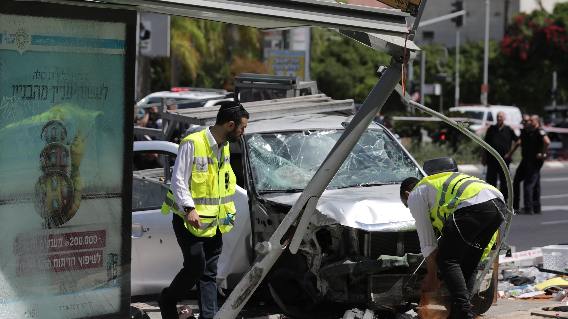 Tel Aviv (Israel), 04/07/2023.- Israeli emergency workers operate at the site of a car ramming attack in Tel Aviv, Israel, 04 July 2023. According to the Israeli Police on 04 July, about 7 people were injured after a "suspect that was driving a vehicle on Pinchas Rosen street, rammed into pedestrians standing in the shopping center and proceeded to get out of the vehicle to stab civilians with a sharp object". The man involved in the reported event was "neutralized". (Atentado) EFE/EPA/ABIR S...
