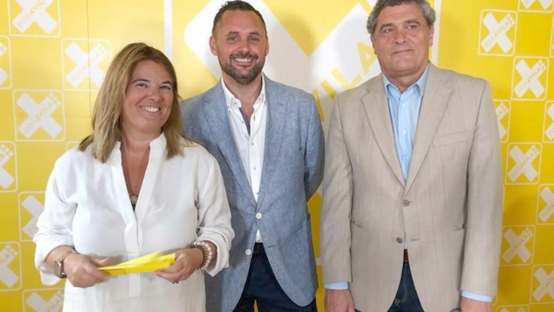 Por Ávila presenta su programa electoral para trabajar en la cohesión y desarrollo de la provincia. De izquierda a derecha, Ruth Pindado, José Ramón Budiño y Pedro Pascual