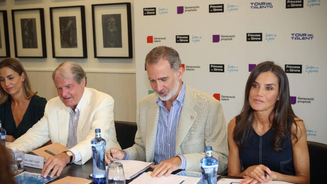 La Reina Letizia en Girona con vestido denim.
