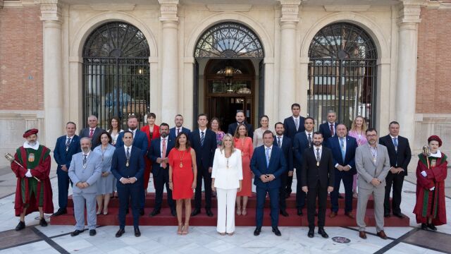 La presidenta de la Diputación de Castellón, Marta Barrachina, vestida de blanco, junto a la corporación 