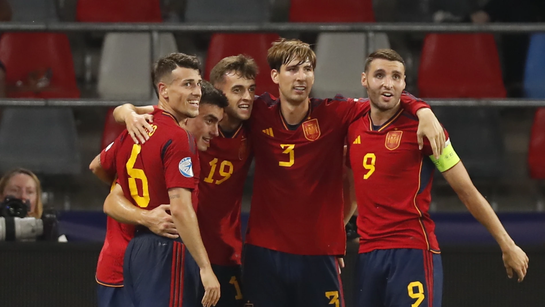 Bucharest (Romania), 04/07/2023.- Spain's Aimar Oroz celebrates with teammates after scoring the 4-1 lead during the UEFA Under-21 Championship semi final match between Spain and Ukraine in Bucharest, Romania, 05 July 2023. (Rumanía, España, Ucrania, Bucarest) EFE/EPA/ROBERT GHEMENT